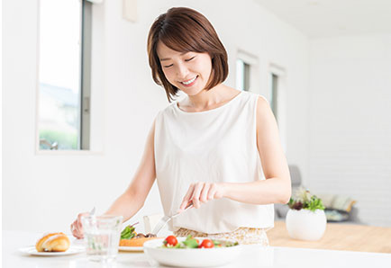 食事をする女性